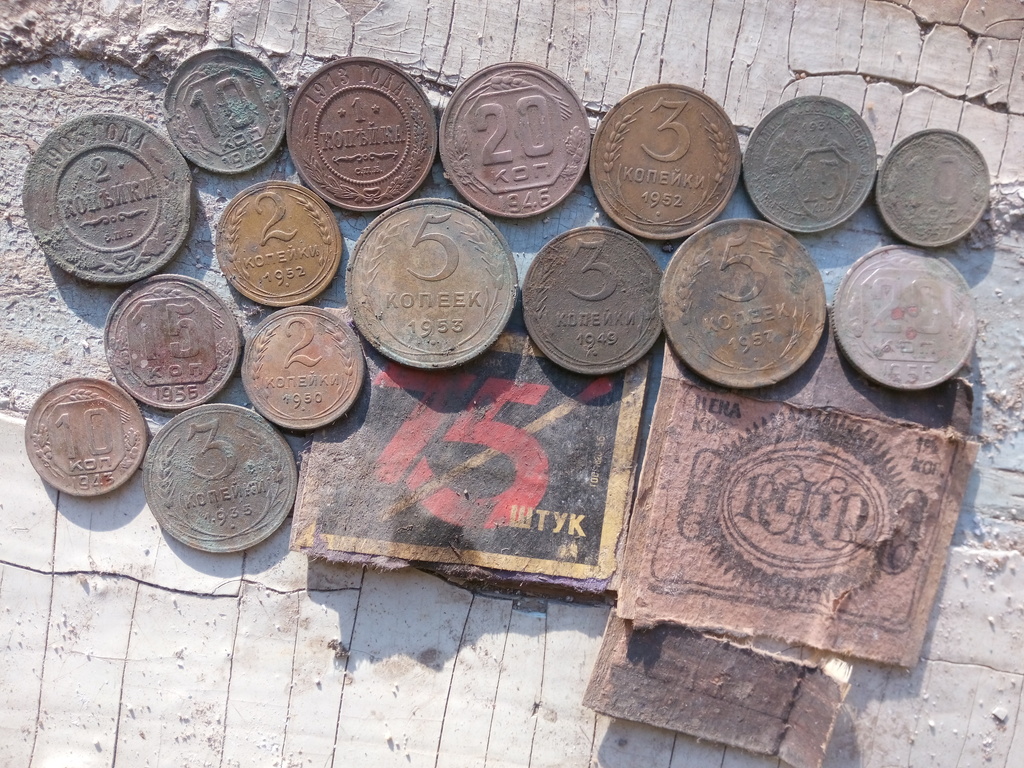 Нашел монеты дома. Закладные монеты в старых домах. Где искать монеты в старых домах. Монеты в подполе старых домов. Поиск монет в старых домах.