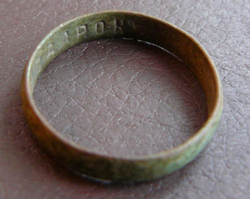 Кольцо с надписью подарок