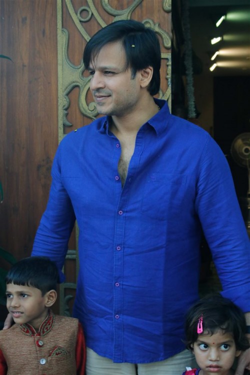 vivek-oberoi-with-fans-spotted-juhu_151392482630.jpg