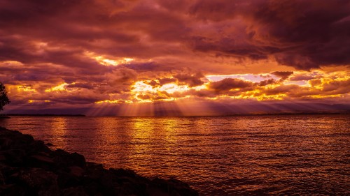 crepuscular-rays-lake-sunset-sea-hu-5120x2880.jpg