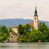 sloveniia-bled-ozero-ostrov-tserkov-prichal-lodki-turisty-le