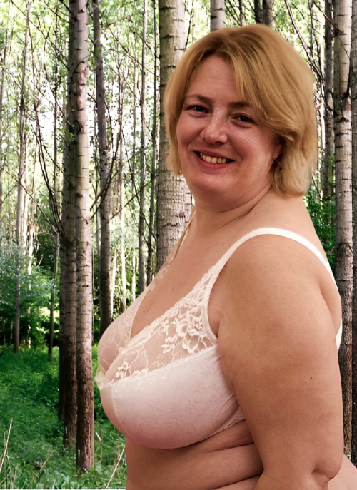 Женщина в лесу.