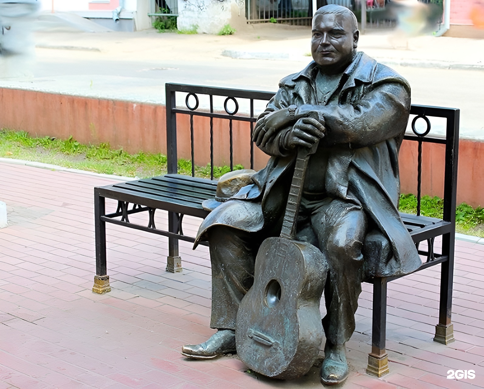 Где в твери памятник кругу. Памятник Михаилу кругу Тверь. Памятник кругу Михаилу Трехсвятская.