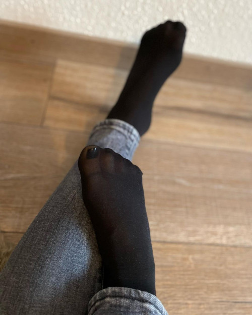 Никита Валеев ножки в джинсах и чёрных капроновых колготках 70 DEN.